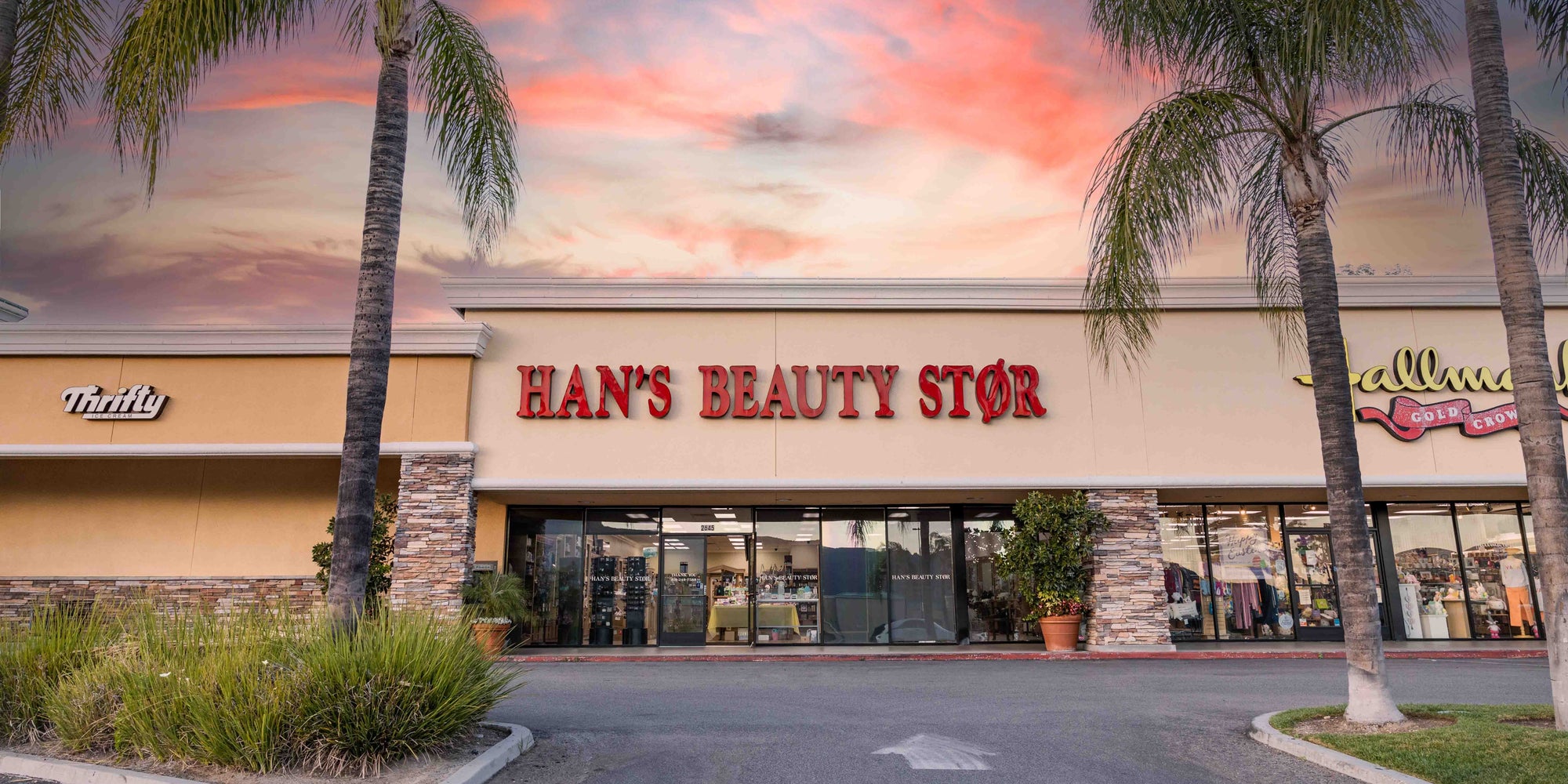 Image of the front of Han's Beauty Stor La Crescenta location